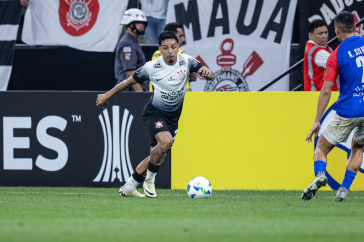 Matheus Bidu com a bola no duelo diante da UCV pela Libertadores