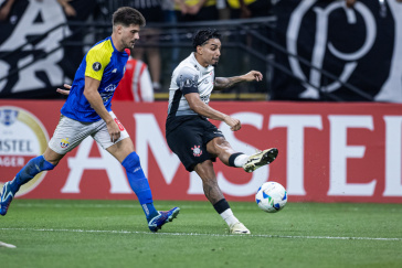 Matheus Bidu cruzando no duelo diante da UCV pela Libertadores