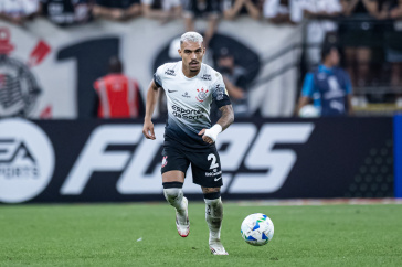 Matheuzinho com a bola no duelo diante da UCV pela Libertadores
