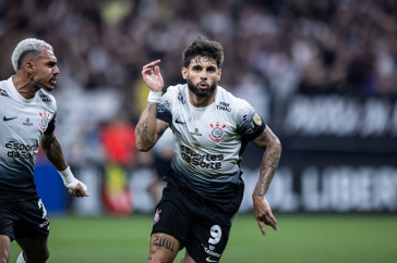 Matheuzinho e Yuri Alberto comemorando o segundo gol do centroavante no duelo diante da UCV