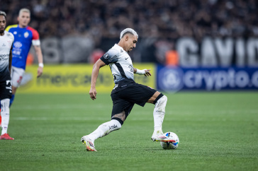 Matheuzinho no duelo diante da UCV pela Libertadores