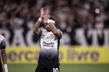 Memphis Depay batendo palma no duelo diante da Universidad Central pela Libertadores