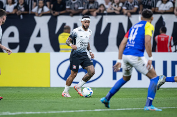 Memphis Depay com a bola no duelo diante da UCV pela Libertadores