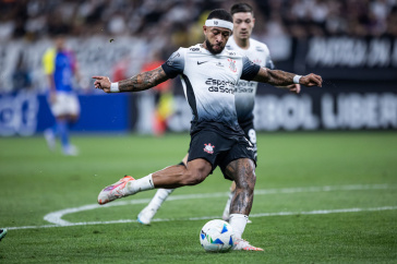Memphis Depay finalizando no duelo diante da UCV pela Libertadores
