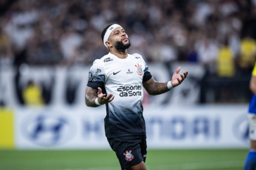 Memphis Depay no duelo diante da UCV pela Libertadores