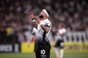 Memphis Depay no duelo diante da Universidad Central pela Libertadores