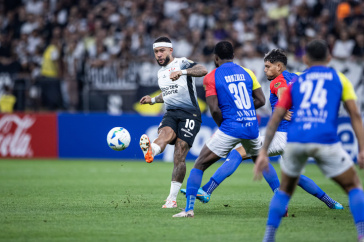 Memphis Depay realizando passe no duelo diante da UCV pela Libertadores