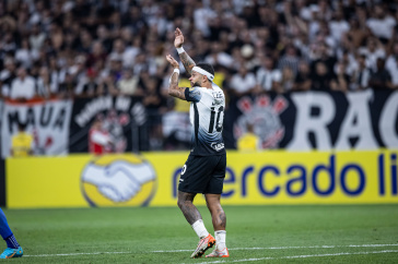 Memphis Depay sinalizando com o time no duelo diante da UCV pela Libertadores