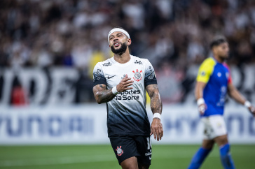 Memphis lamentando no duelo diante da UCV pela Libertadores