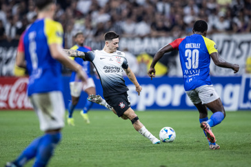 Rodrigo Garro finalizando no duelo diante da UCV pela Libertadores