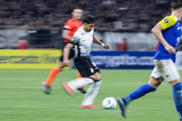 Romero com a bola no duelo diante da UCV pela Libertadores