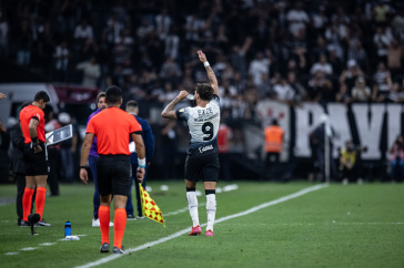 Yuri Alberto bebendo �gua no duelo diante da UCV pela Libertadores