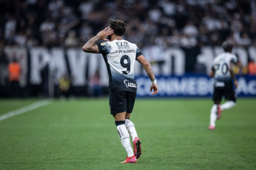 Yuri Alberto pedindo o grito da torcida no duelo diante da UCV pela Libertadores