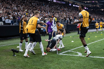 Elenco do Corinthians comemora terceiro gol diante da Universidad Central pela Libertadores