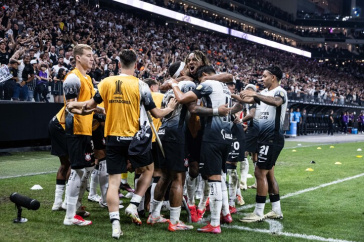 Elenco do Corinthians vibra no terceiro gol diante da Universidad Central pela Libertadores