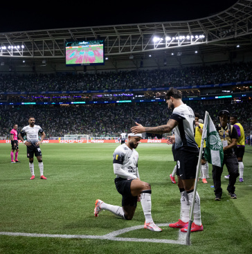 Memphis Depay e Yuri Alberto comemoram gol juntos