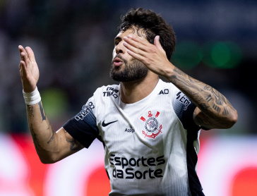 Yuri Alberto mandando beijos para o rival