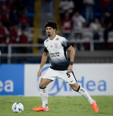 Andr� Ramalho em campo durante jogo do Corinthians na Col�mbia