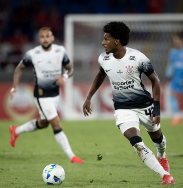 Maycon e Talles Magno durante jogo do Corinthians na Col�mbia