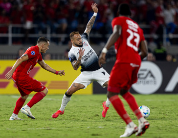 Maycon em campo durante jogo do Corinthians contra o Am�rica de Cali
