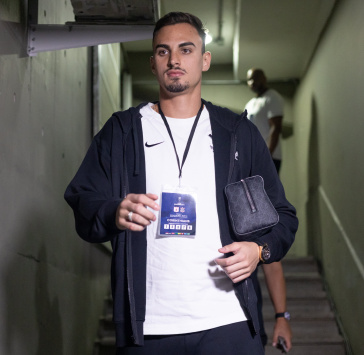 Matheus Donelli chegando para jogo do Corinthians na Col�mbia
