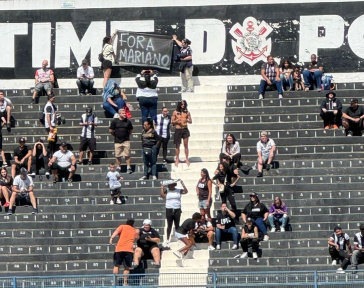 Faixa usada em protesto da torcida do Corinthians no jogo do feminino
