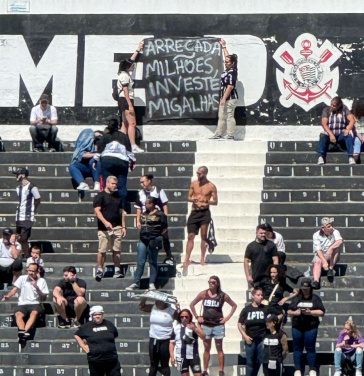 Outra faixa de protesto da torcida do Corinthians