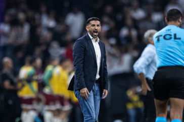 Emiliano D�az � beira do campo durante confronto do Corinthians