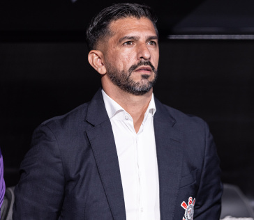 Emiliano D�az � beira do campo durante jogo do Corinthians