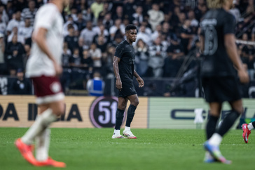 F�lix Torres em campo pelo Corinthians contra o Fluminense