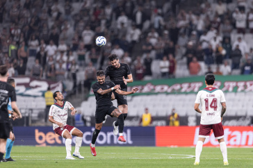 Gustavo Henrique e Raniele durante jogo do Corinthians contra o Fluminense