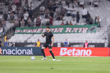 Gustavo Henrique pelo Corinthians durante jogo em Itaquera