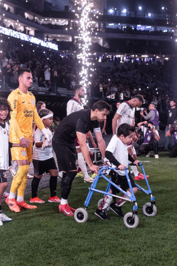 Matheus Donelli e Romero na entrada de jogo do Corinthians