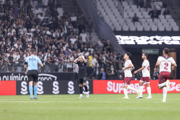 Matheuzinho em campo durante jogo do Corinthians contra o Fluminense