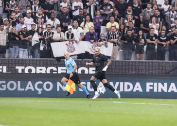 Matheuzinho pelo Corinthians durante jogo em Itaquera