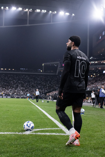 Memphis Depay antes de escanteio pelo Corinthians