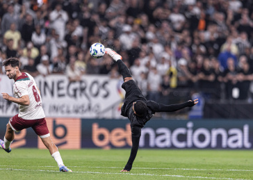 Memphis Depay em a��o durante jogo do Corinthians contra o Fluminense