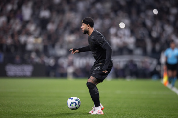 Memphis Depay em campo durante jogo do Corinthians em Itaquera