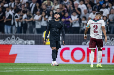 Memphis Depay em campo durante partida do Corinthians contra o Fluminense