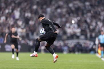 Memphis Depay pelo Corinthians durante jogo em Itaquera