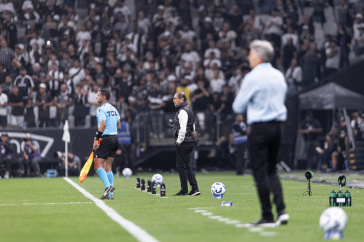 Ram�n D�az no comando do Corinthians contra o Fluminense