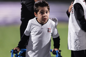 Torcedor do Corinthians em campo antes de jogo na Arena