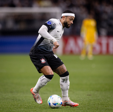 Memphis Depay em a��o durante jogo do Corinthians
