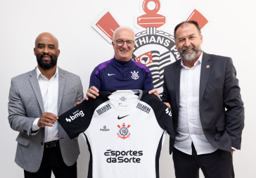 Dorival assina 