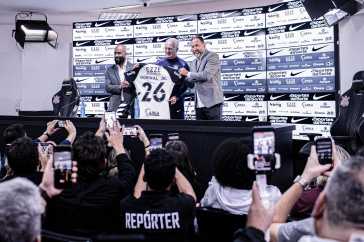 Dorival J�nior � apresentado ao lado de Fabinho Soldado e Augusto Melo