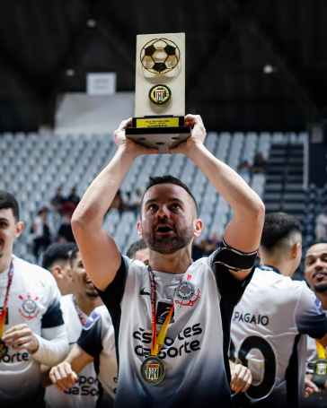 Deives erguendo o trof�u de campe�o da Ta�a SP de Futsal