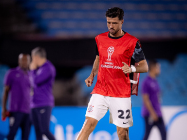 H�ctor Hern�ndez durante aquecimento antes de jogo do Corinthians