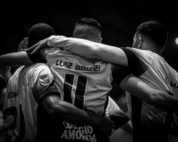 Jogadores comemoram gol de Brizzi