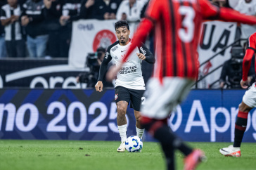 Matheus Bidu conduzindo em a��o diante do Vit�ria pelo Brasileiro