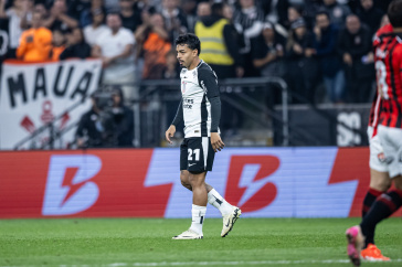 Matheus Bidu em a��o contra o Vit�ria pelo Brasileir�o